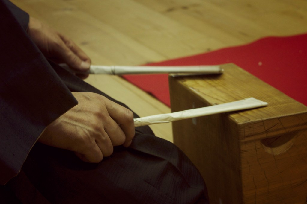 The hyōshiban, a wood block used in training to reproduce the beats of the three drums. (Photo: Elaine Czech)